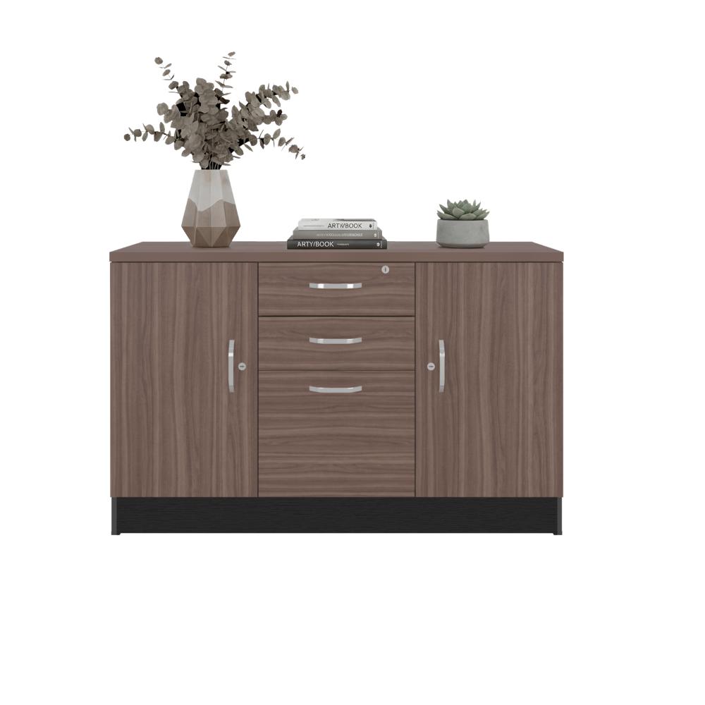 Mesa Auxiliar Nakarat, Avellana y Wengue, con tres puertas espacios para colocar y almacenar objetos