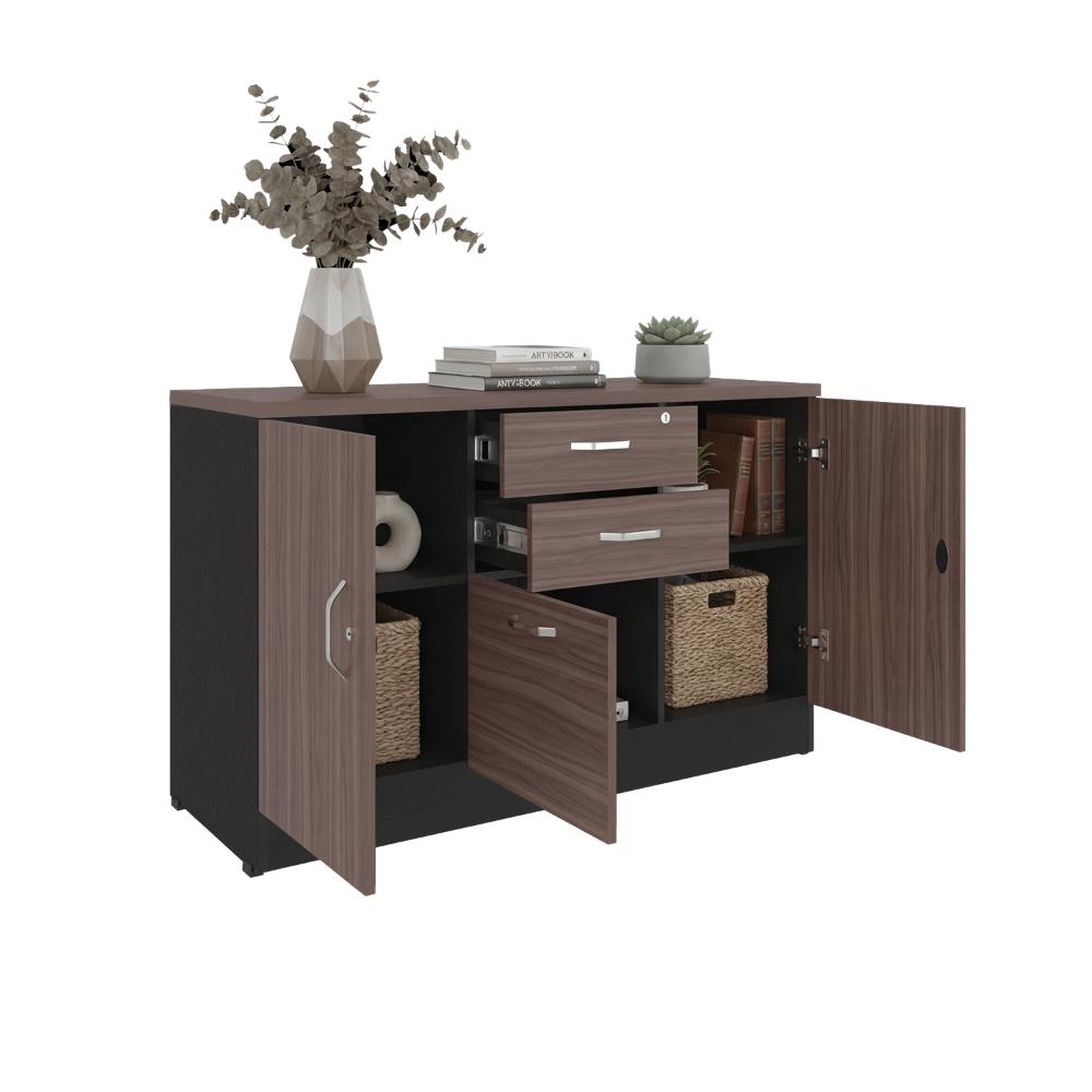 Mesa Auxiliar Nakarat, Avellana y Wengue, con tres puertas espacios para colocar y almacenar objetos