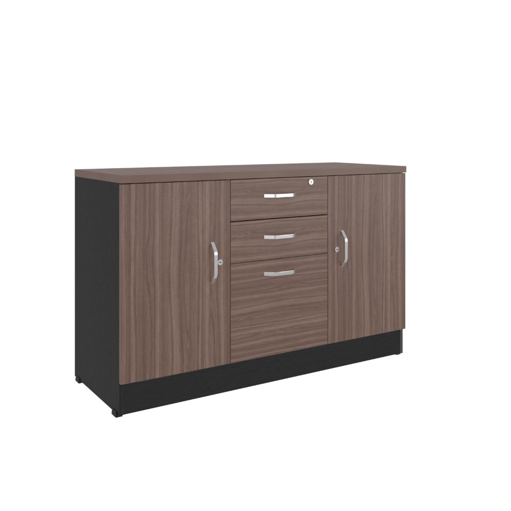 Mesa Auxiliar Nakarat, Avellana y Wengue, con tres puertas espacios para colocar y almacenar objetos