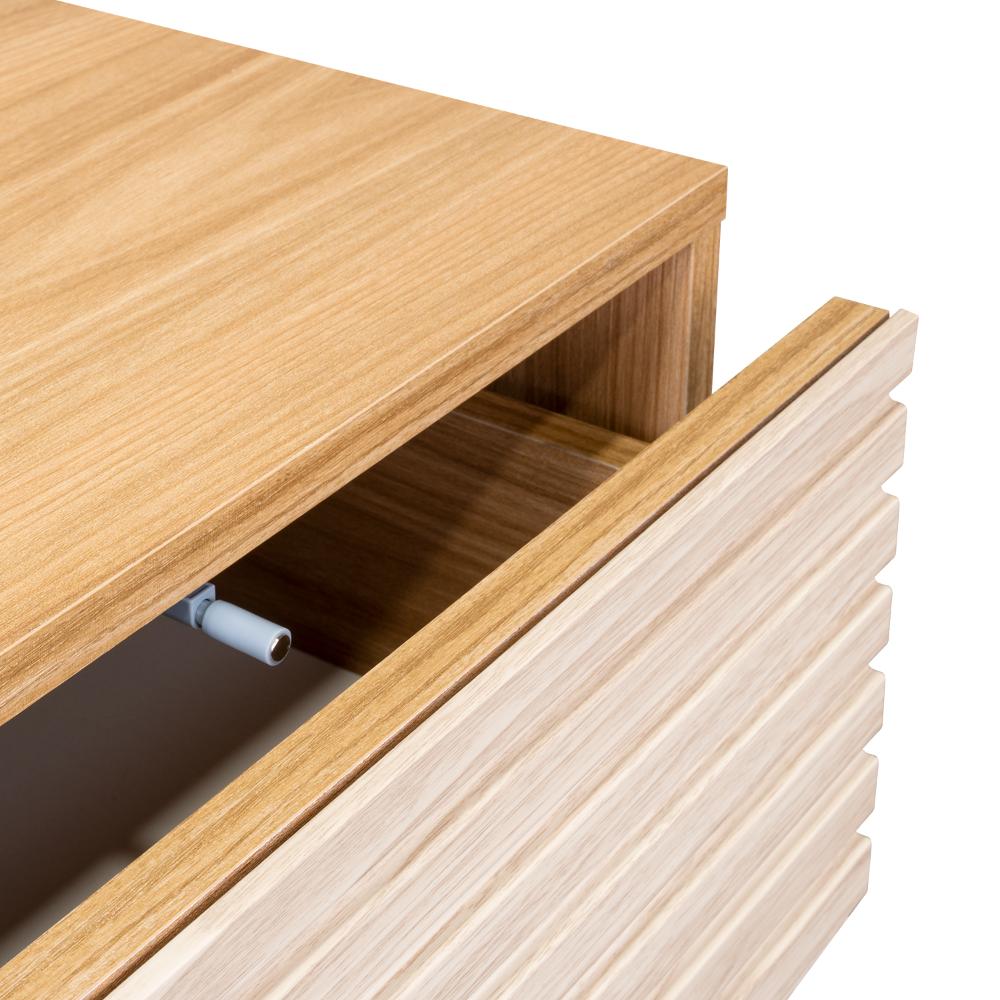 Mesa de Noche Wandda, Fresno Europeo y Roble Natural, con un cajón para guardar objetos