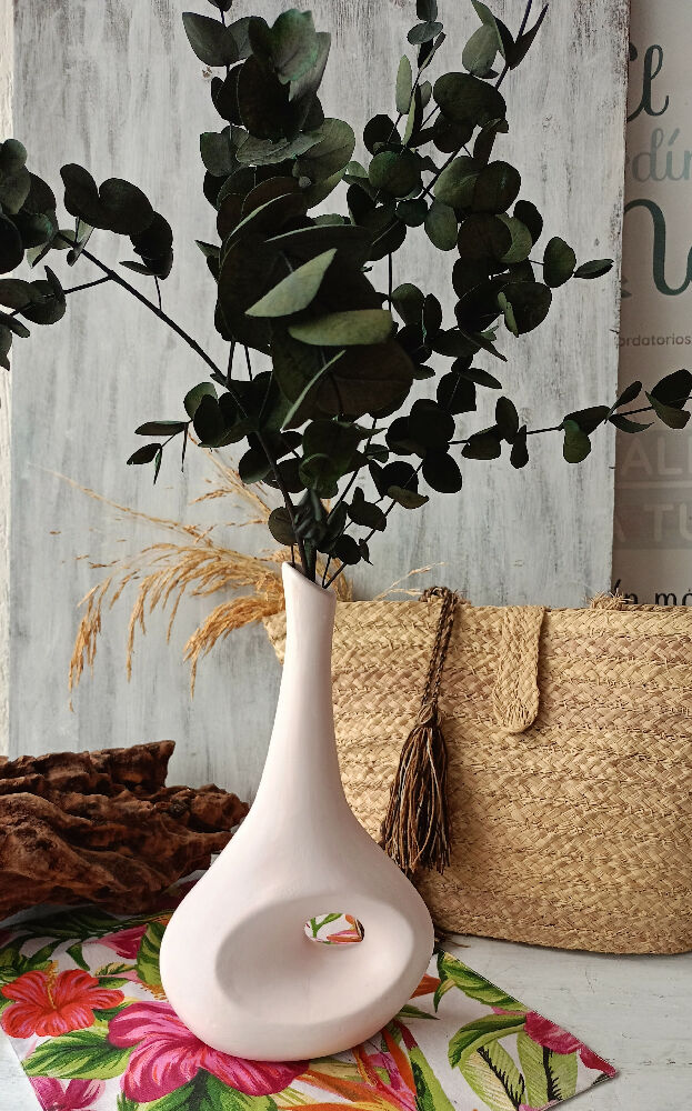 Florero Oliva Decorativo en Cerámica, de 33x16 cm