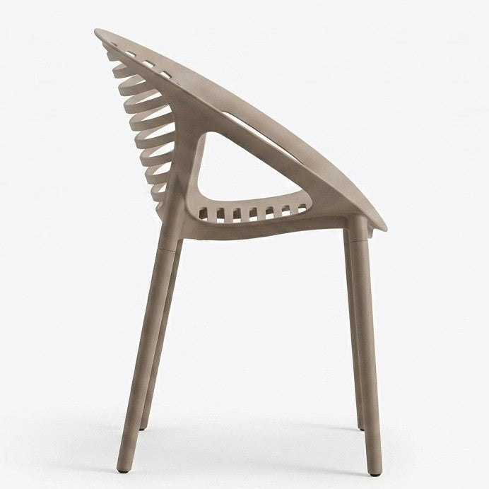 Silla Tokio con Brazos, Color Taupe, con Espaldar y Diseño Moderno