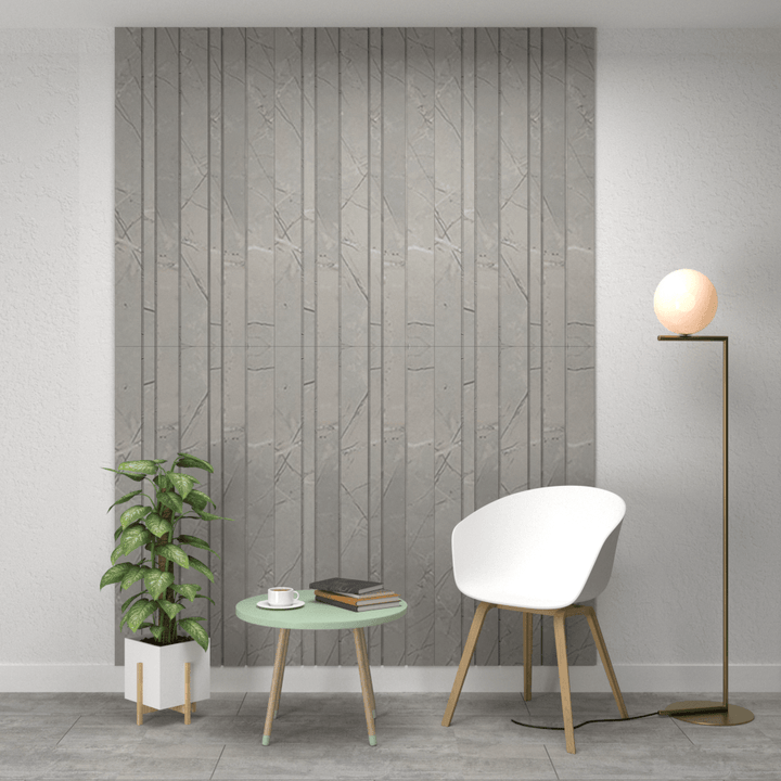 Pared gris claro con paneles decorativos y madera