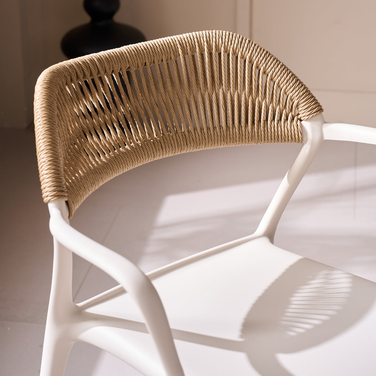 Silla con Brazos Bombay, Taupe Claro y Beige, con Espaldar en Cuerdas y Diseño Moderno