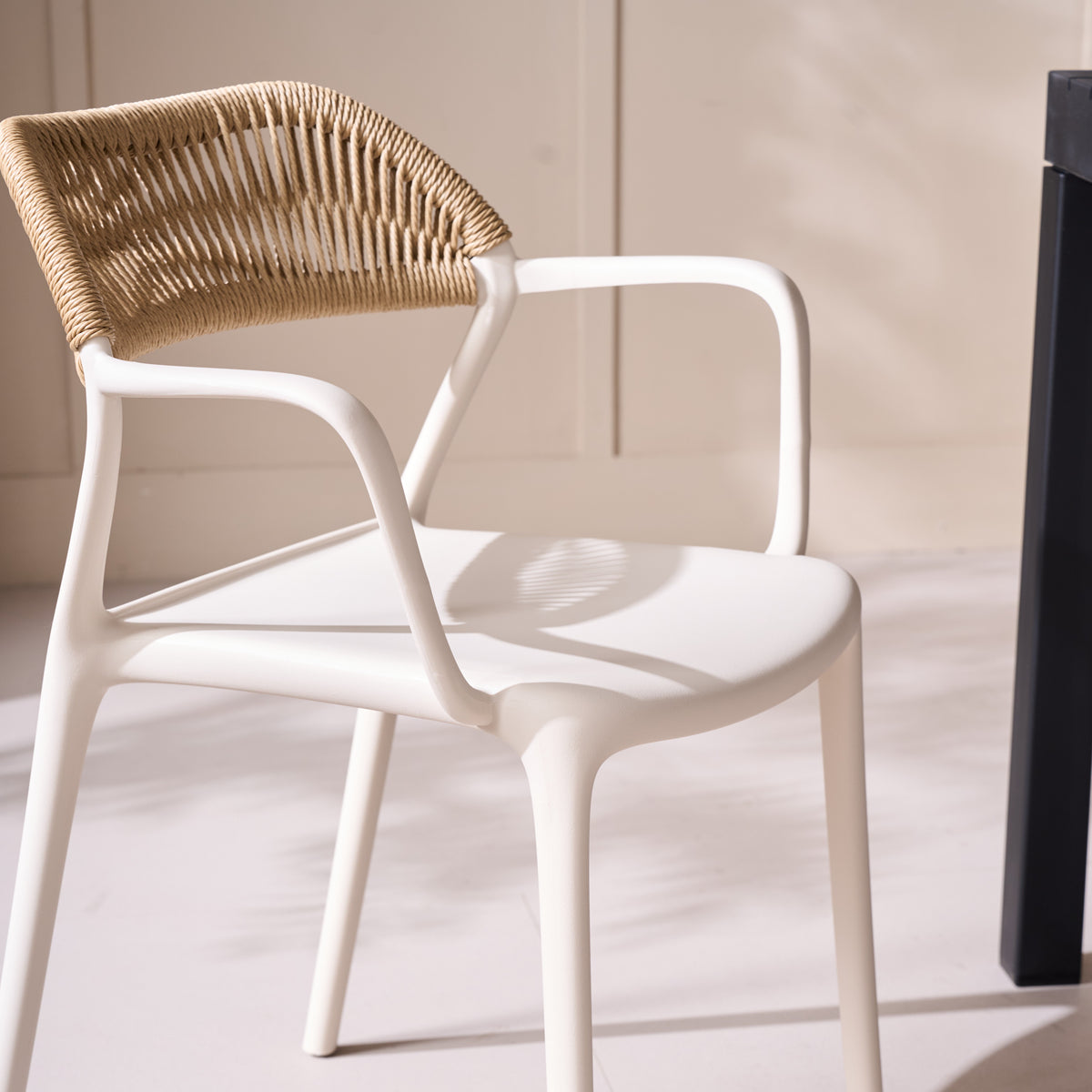 Silla con Brazos Bombay, Taupe Claro y Beige, con Espaldar en Cuerdas y Diseño Moderno