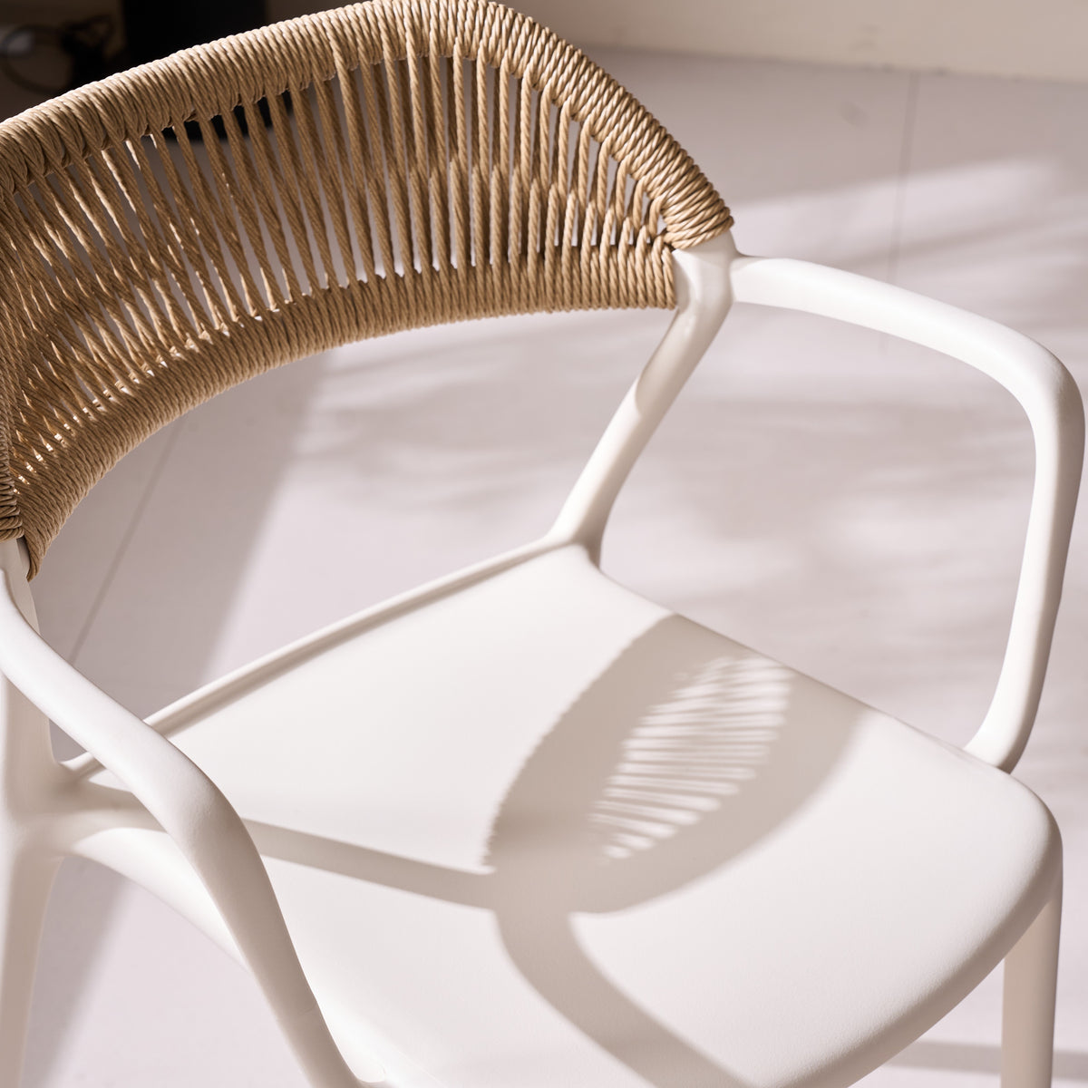 Silla con Brazos Bombay, Taupe Claro y Beige, con Espaldar en Cuerdas y Diseño Moderno