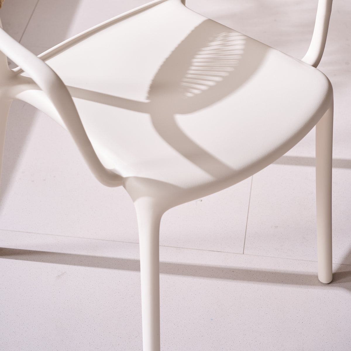 Silla con Brazos Bombay, Taupe Claro y Beige, con Espaldar en Cuerdas y Diseño Moderno
