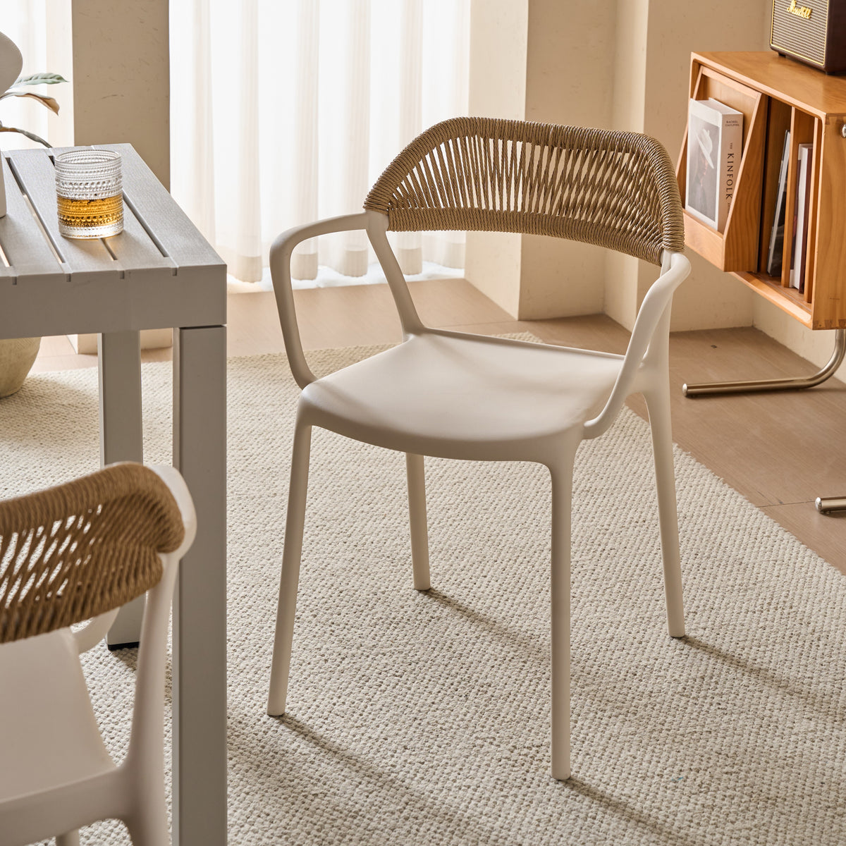 Silla con Brazos Bombay, Taupe Claro y Beige, con Espaldar en Cuerdas y Diseño Moderno