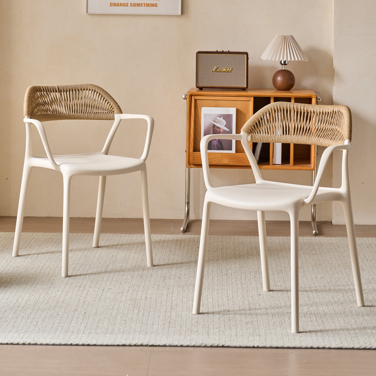 Silla con Brazos Bombay, Taupe Claro y Beige, con Espaldar en Cuerdas y Diseño Moderno