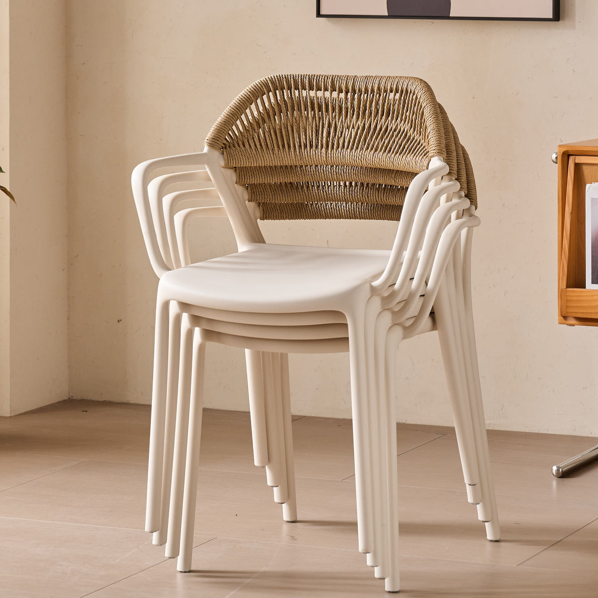 Silla con Brazos Bombay, Taupe Claro y Beige, con Espaldar en Cuerdas y Diseño Moderno