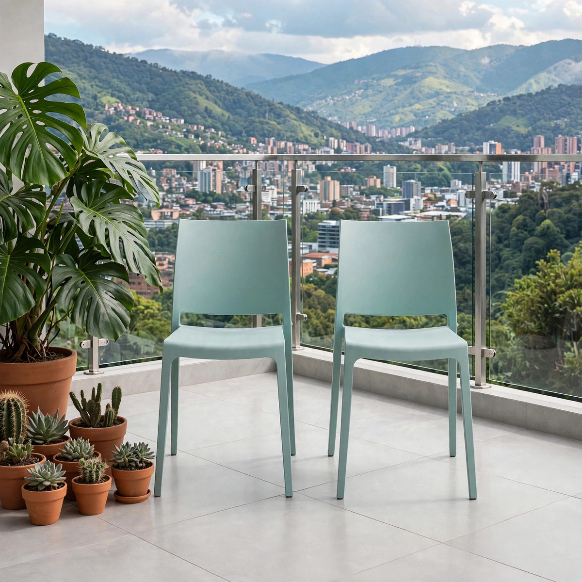 Set de 2 Sillas Soho, Azul Claro, con Espaldar Cerrado y Diseño Minimalista