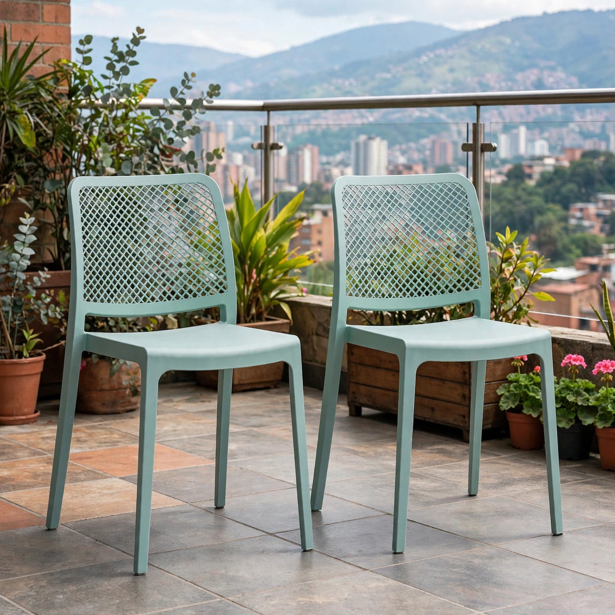 Set de 2 Sillas Manhattan, Azul Claro, con Espaldar en Rejilla y Diseño Minimalista