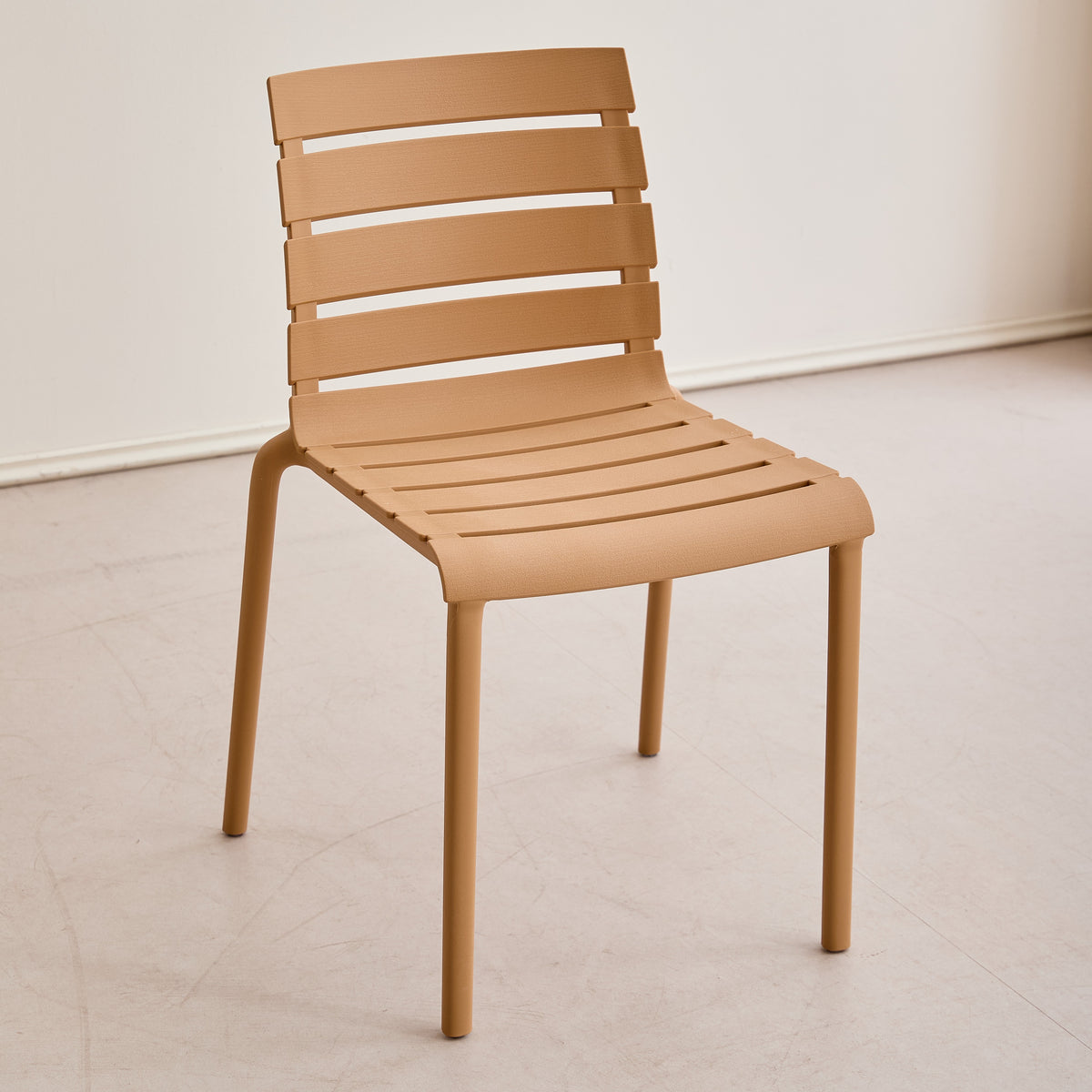 Silla Montana, Color Café, con Espaldar en Líneas Diseño Moderno