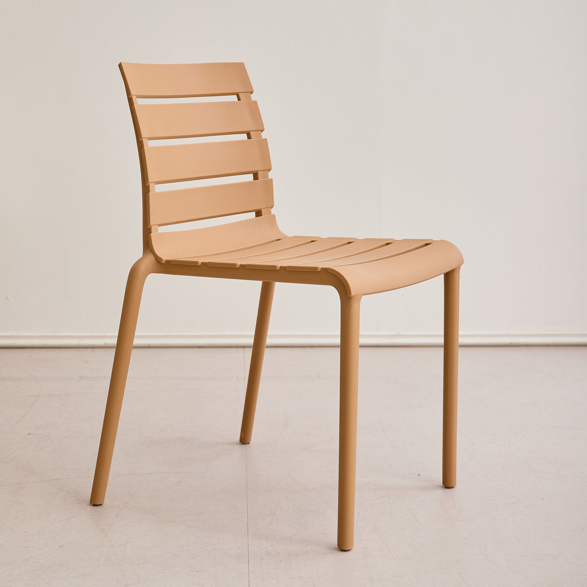 Silla Montana, Color Café, con Espaldar en Líneas Diseño Moderno