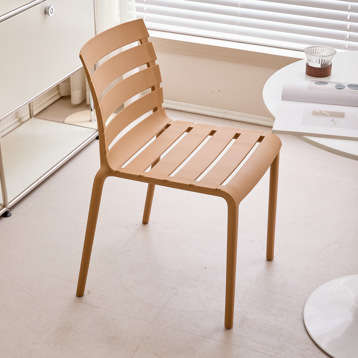 Silla Montana, Color Café, con Espaldar en Líneas Diseño Moderno