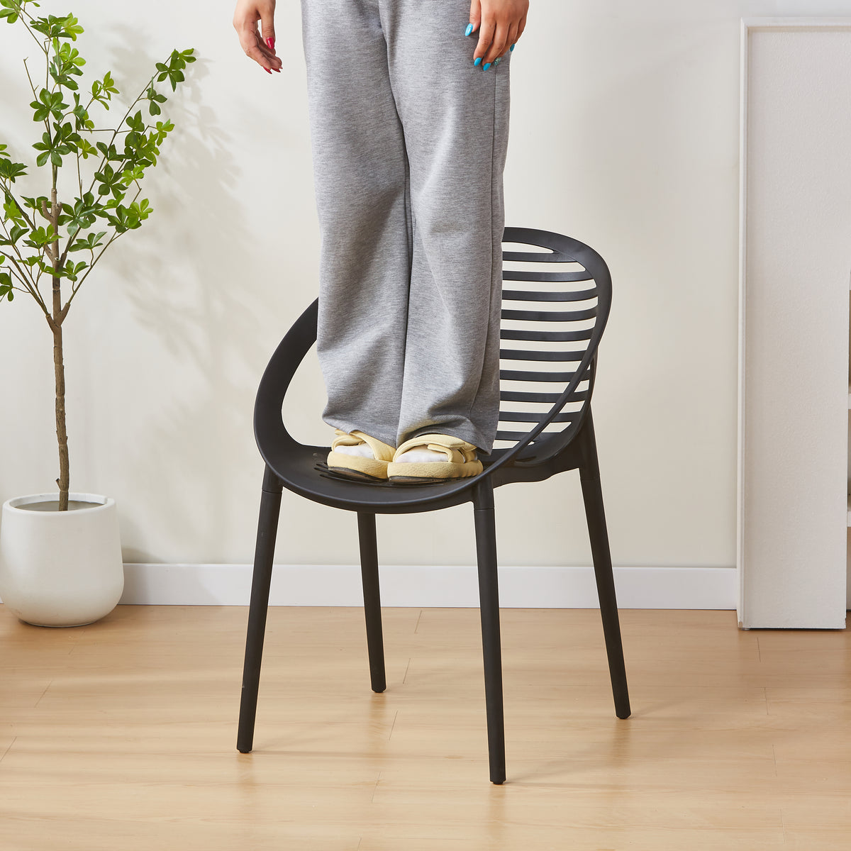 Silla Tokio con Brazos, Color Negro, con Espaldar y Diseño Moderno
