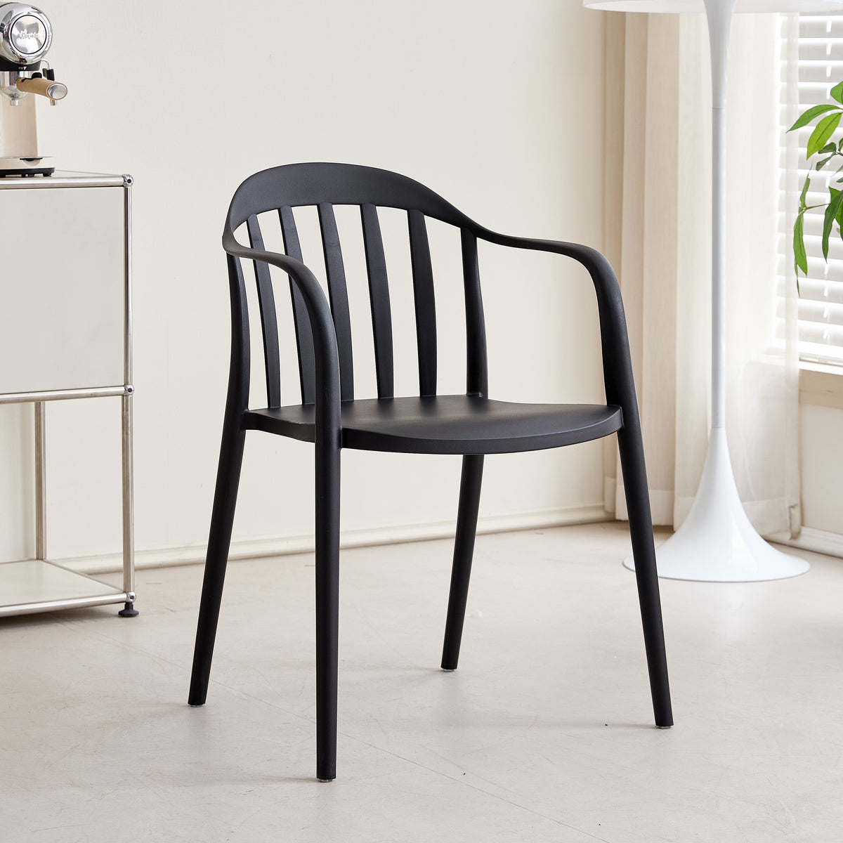 Silla con Brazos Delhi, Negro, con Espaldar y Diseño Minimalista