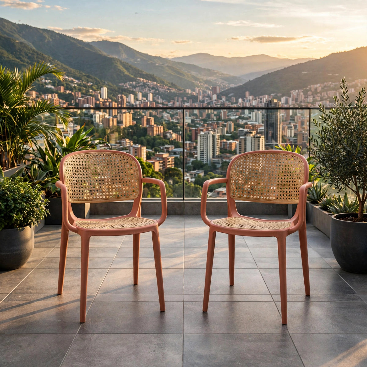 Set de 2 Sillas con Brazos Nest, Color Salmón y Beige, con Espaldar y Asiento en Rejilla