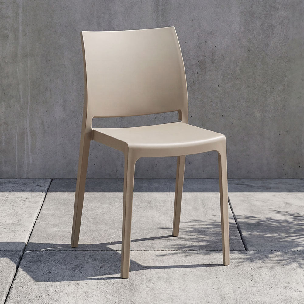 Silla Soho, Taupe, con Espaldar Cerrado y Diseño Minimalista