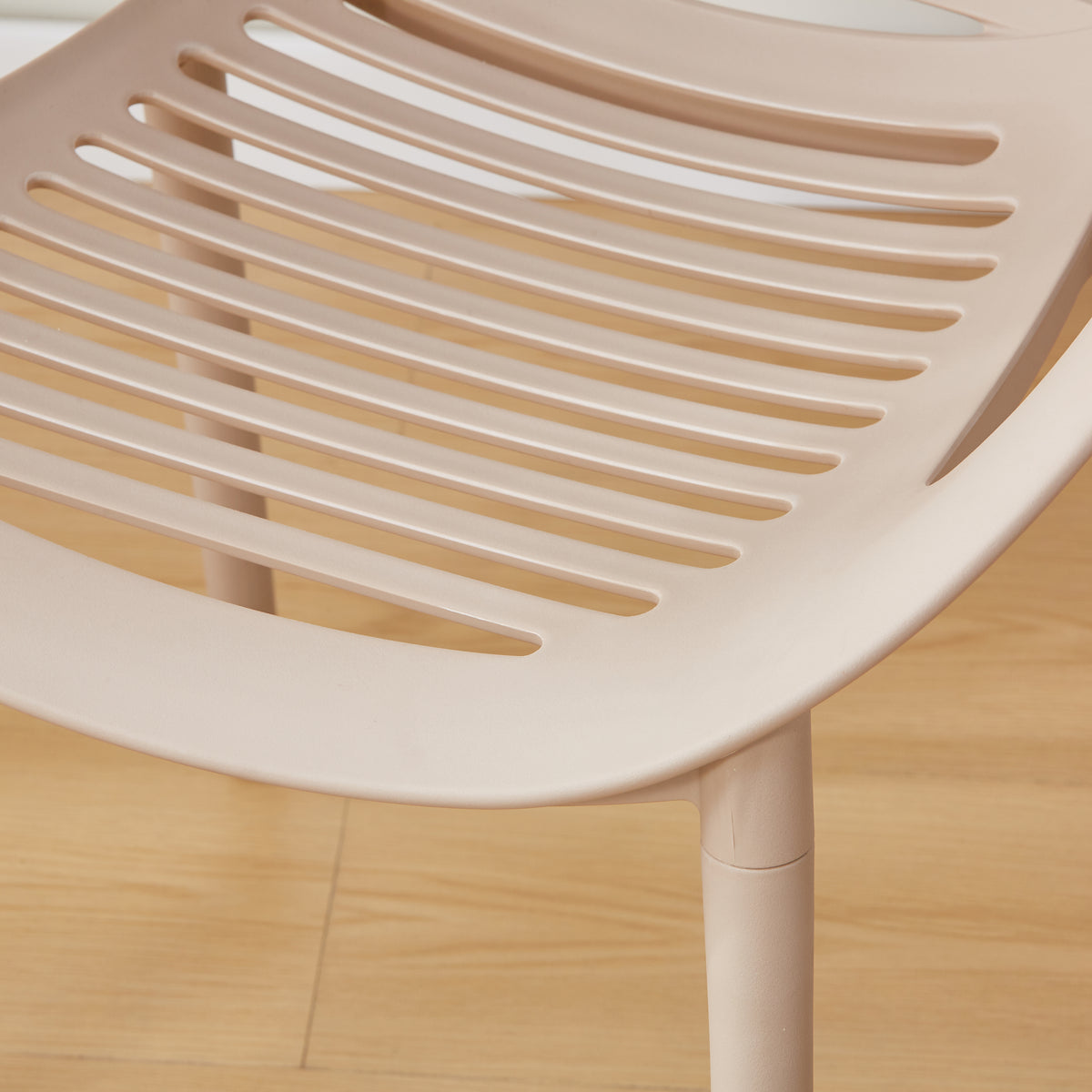 Silla Tokio con Brazos, Color Taupe, con Espaldar y Diseño Moderno