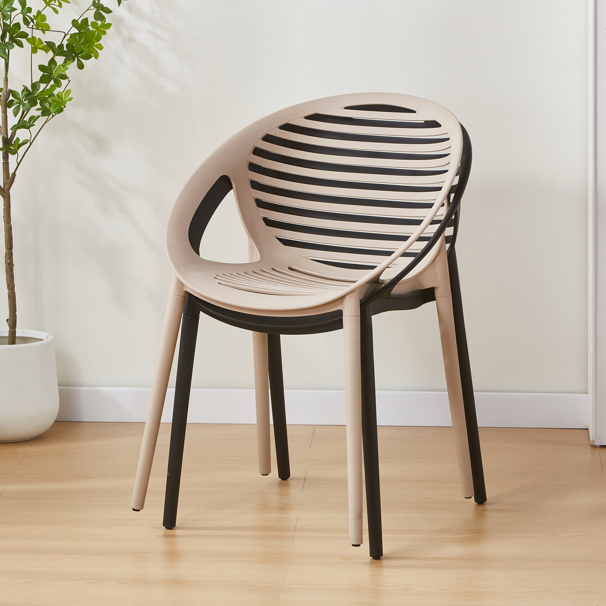 Silla Tokio con Brazos, Color Taupe, con Espaldar y Diseño Moderno