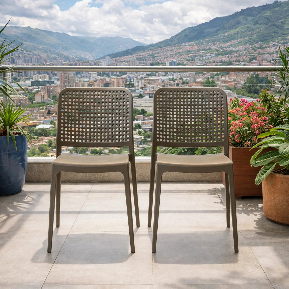 Set de 2 Sillas Bronx , Taupe, con Espaldar en Cuadrados y Diseño Minimalista