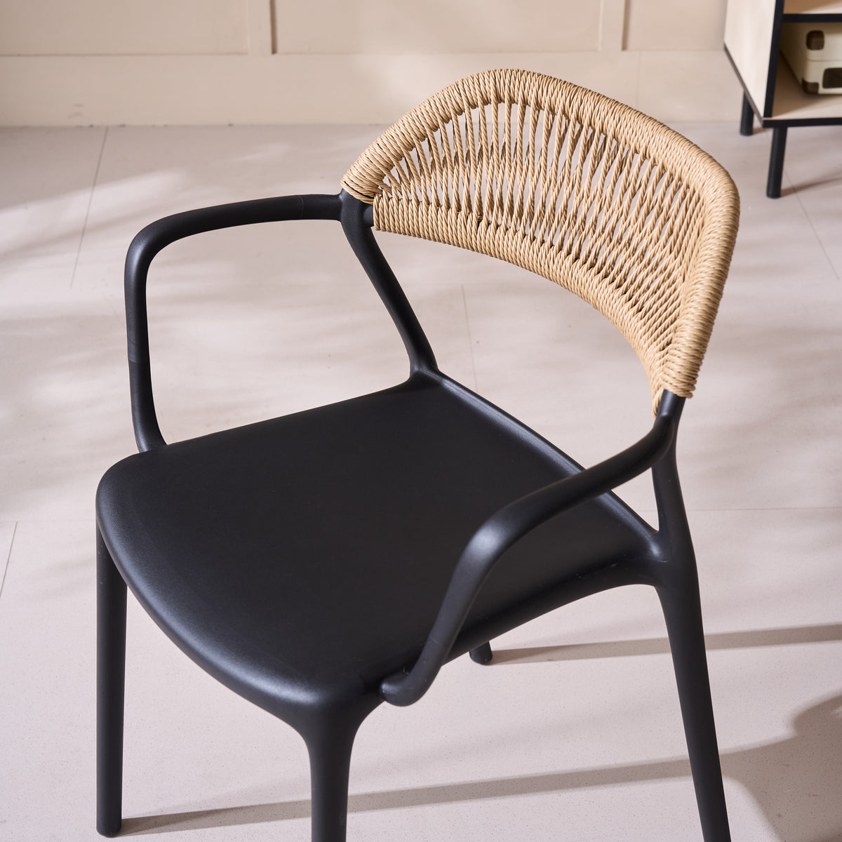 Silla con Brazos Bombay, Negro y Beige, con Espaldar en Cuerdas y Diseño Moderno
