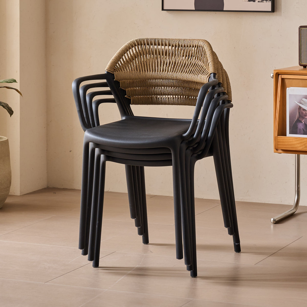Silla con Brazos Bombay, Negro y Beige, con Espaldar en Cuerdas y Diseño Moderno