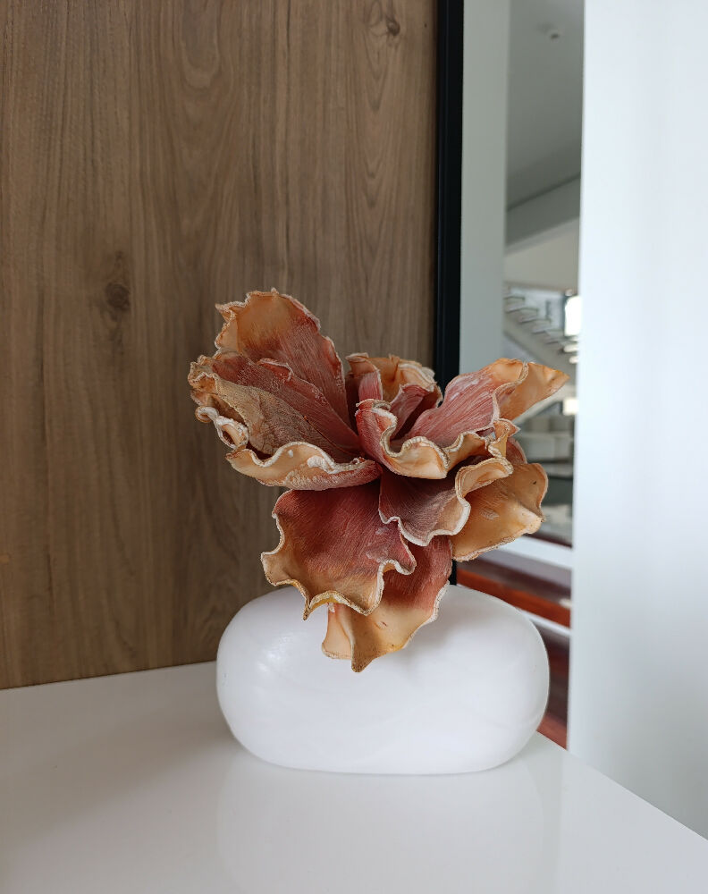 Florero Perla Decorativo en Cerámica con Líneas en Relieve, de 23x15 cm