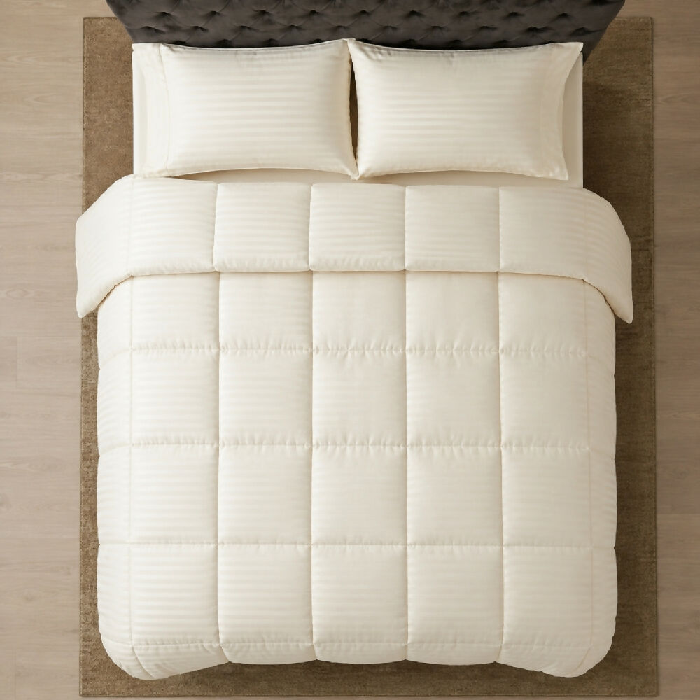 Plumón Tipo Hotel Raya Satinada Beige 300 g con Fundas de Almohada Cama Doble Mindy