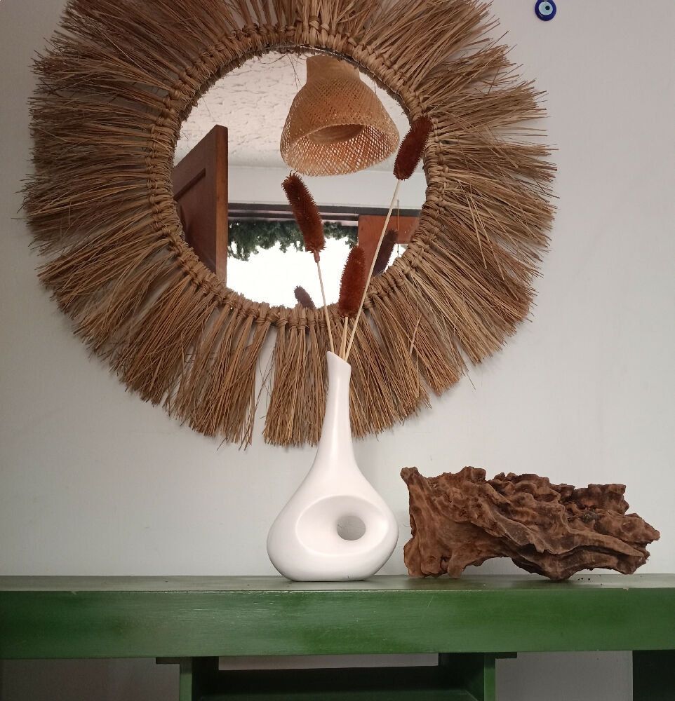 Florero Oliva Decorativo en Cerámica, de 33x16 cm