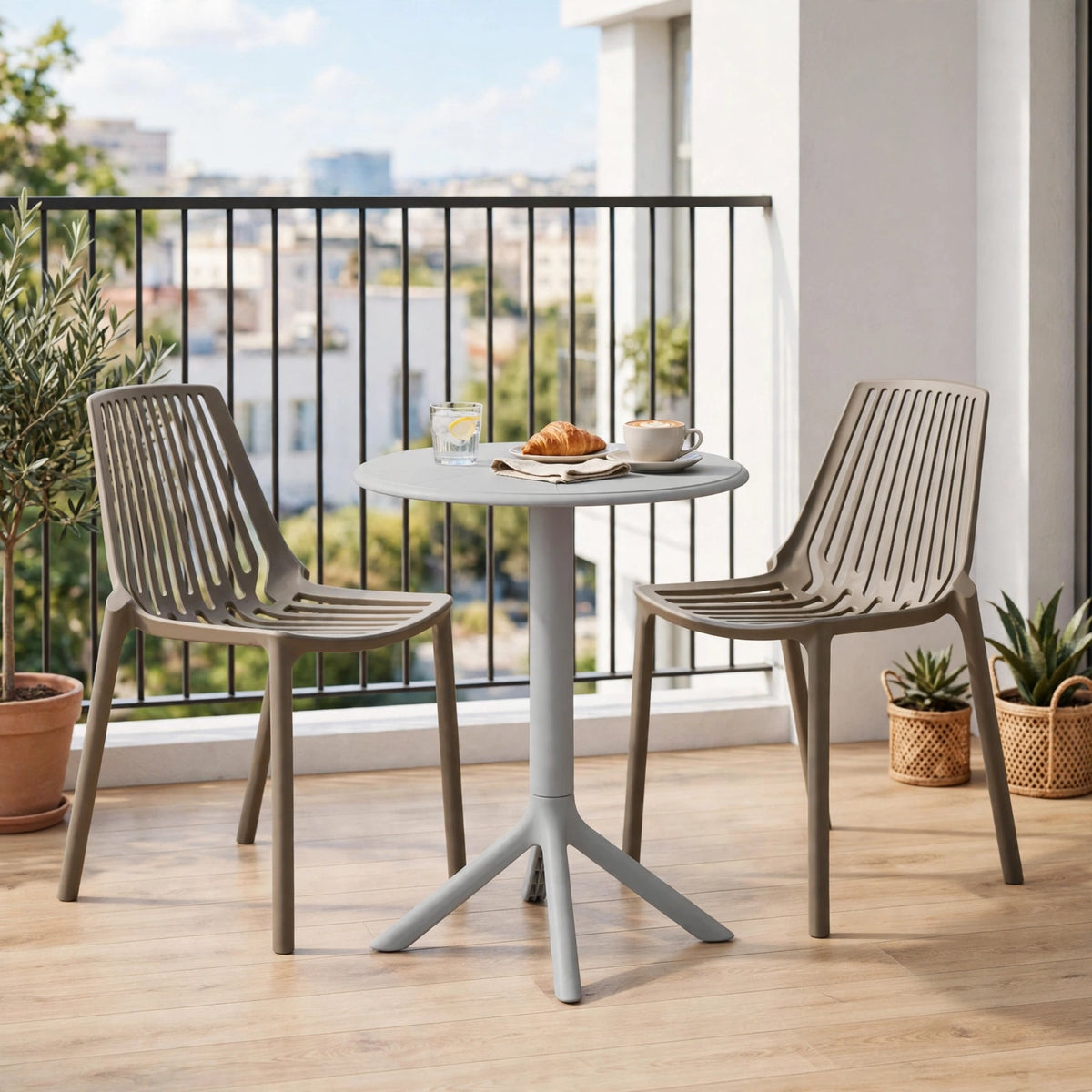 Combo Kaia, Incluye una Mesa y 2 Sillas Color Taupe