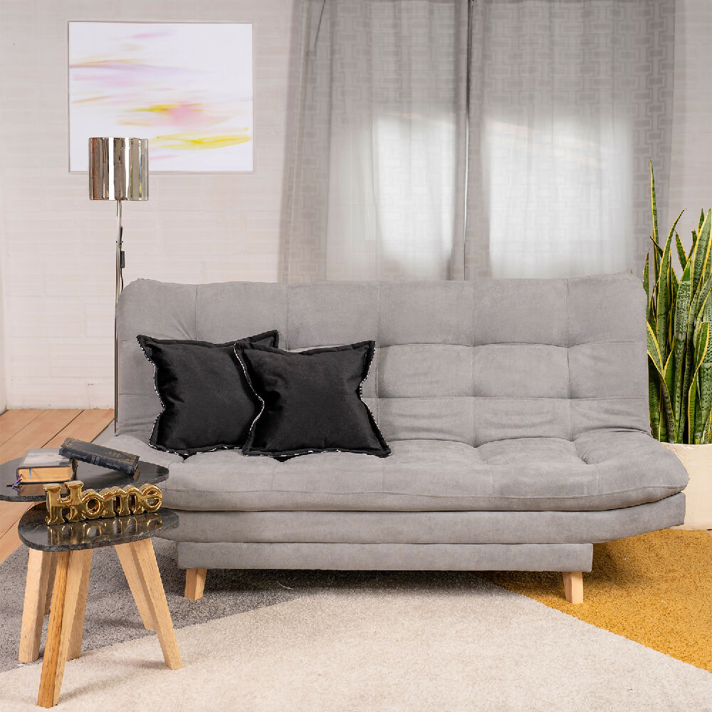 Sofa gris decorada