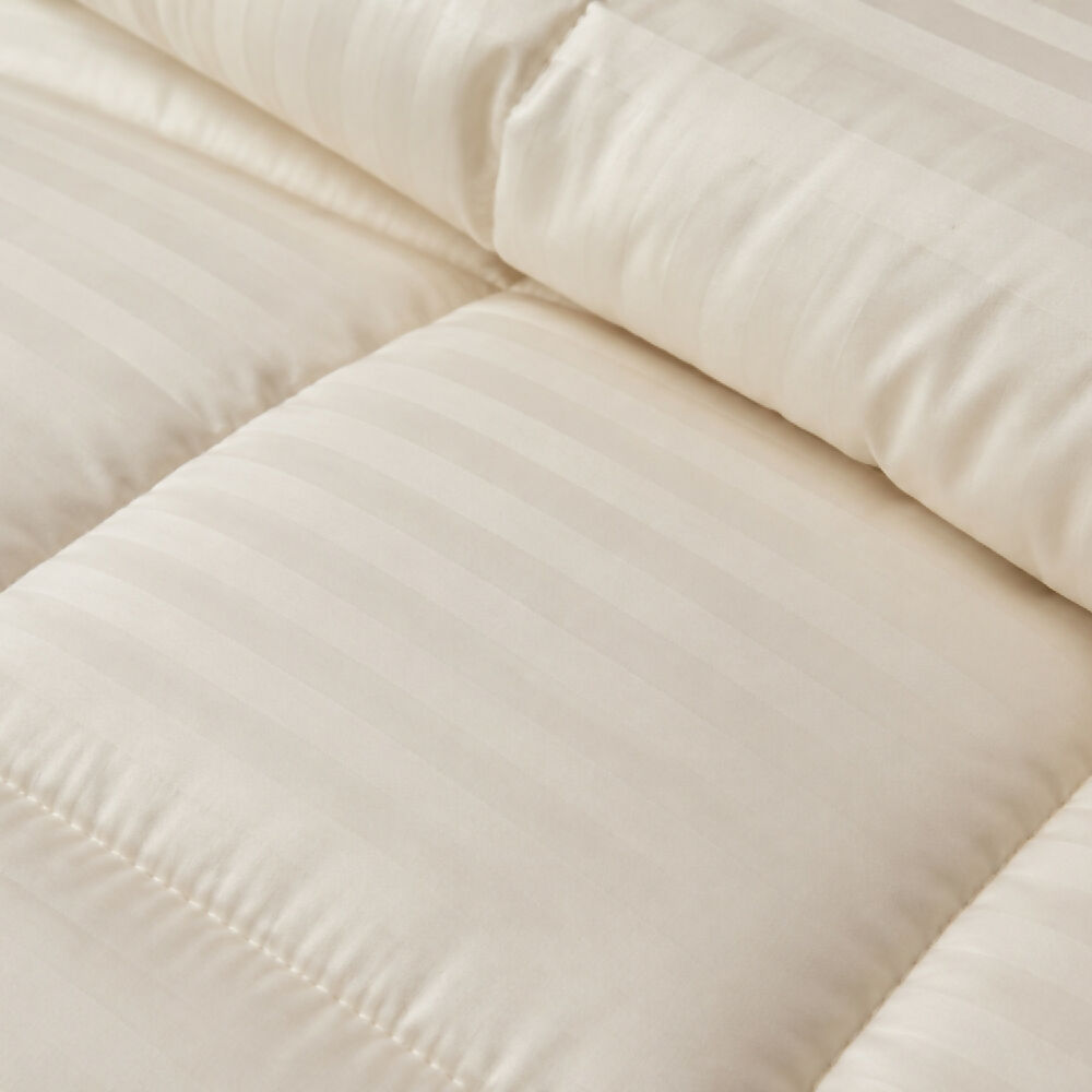 Plumón Tipo Hotel Raya Satinada Beige 300 g con Fundas de Almohada Cama Queen Mindy