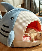 Cama tipo cueva con forma de tiburón para gatos con cojín grueso, casa suave y