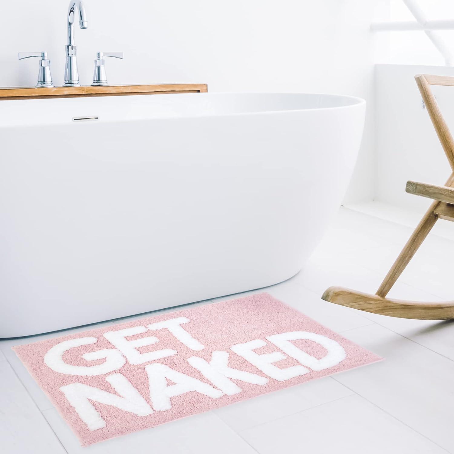 Alfombra de baño rosa con texto en inglés Get Naked, color rosa rubor, - VIRTUAL MUEBLES