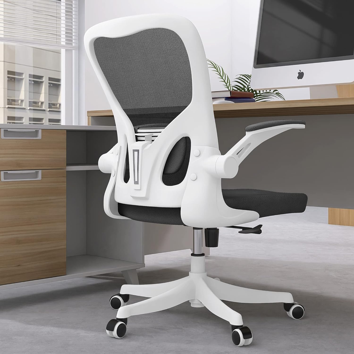 Silla de oficina en casa, silla de escritorio ergonómica blanca con soporte  lumbar ajustable y reposabrazos abatibles, silla de computadora de malla