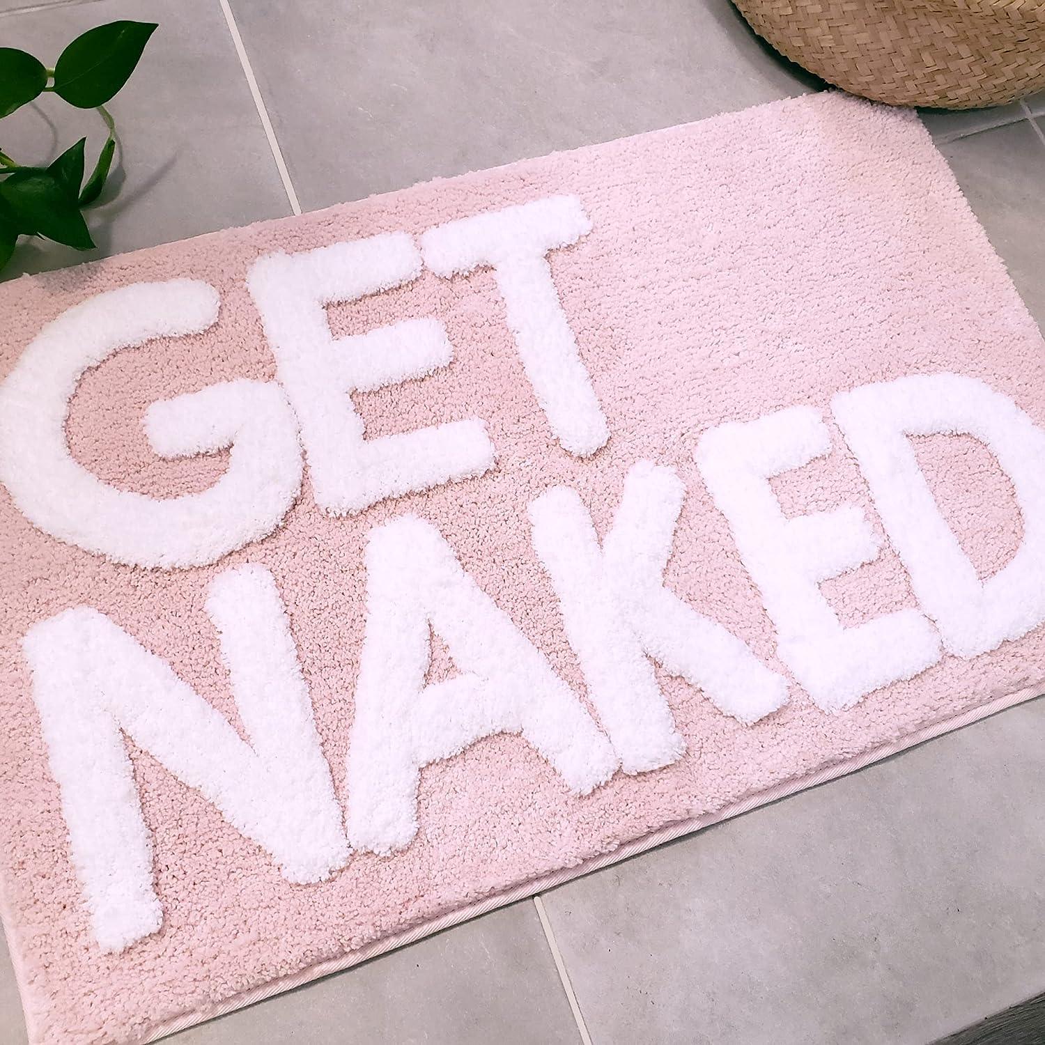 Alfombra de baño rosa con texto en inglés Get Naked, color rosa rubor, - VIRTUAL MUEBLES