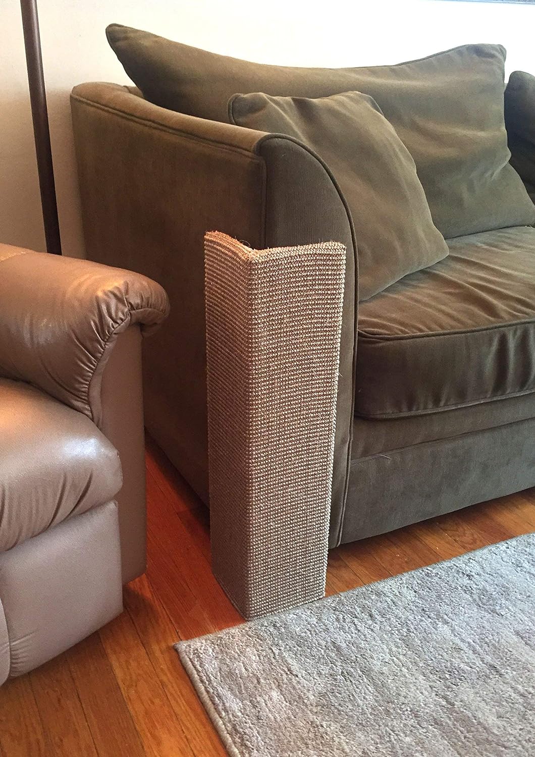 Catito - Rascador esquinero de sofá 😺😻 Estos rascadores ayudarán a  proteger las esquinas de tus sofás de arañones. Prácticos de colocar y muy  estables para que tu engreído felino/a lo use