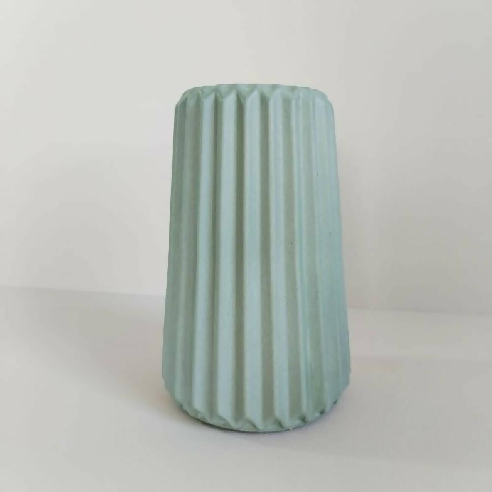 Florero Adamaris de Cemento 15x7 cm Verde Oliva - VIRTUAL MUEBLES