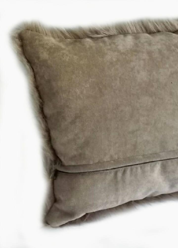 Cojín Peludo Peluche Decorativo- Taupe BANZAY - VIRTUAL MUEBLES