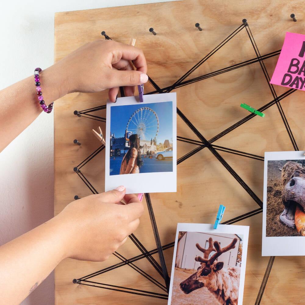 Tablero Portaretrato En Madera Con Ganchos - VIRTUAL MUEBLES