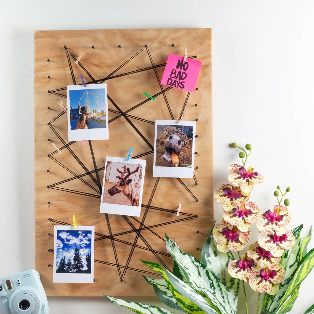 Tablero Portaretrato En Madera Con Ganchos - VIRTUAL MUEBLES